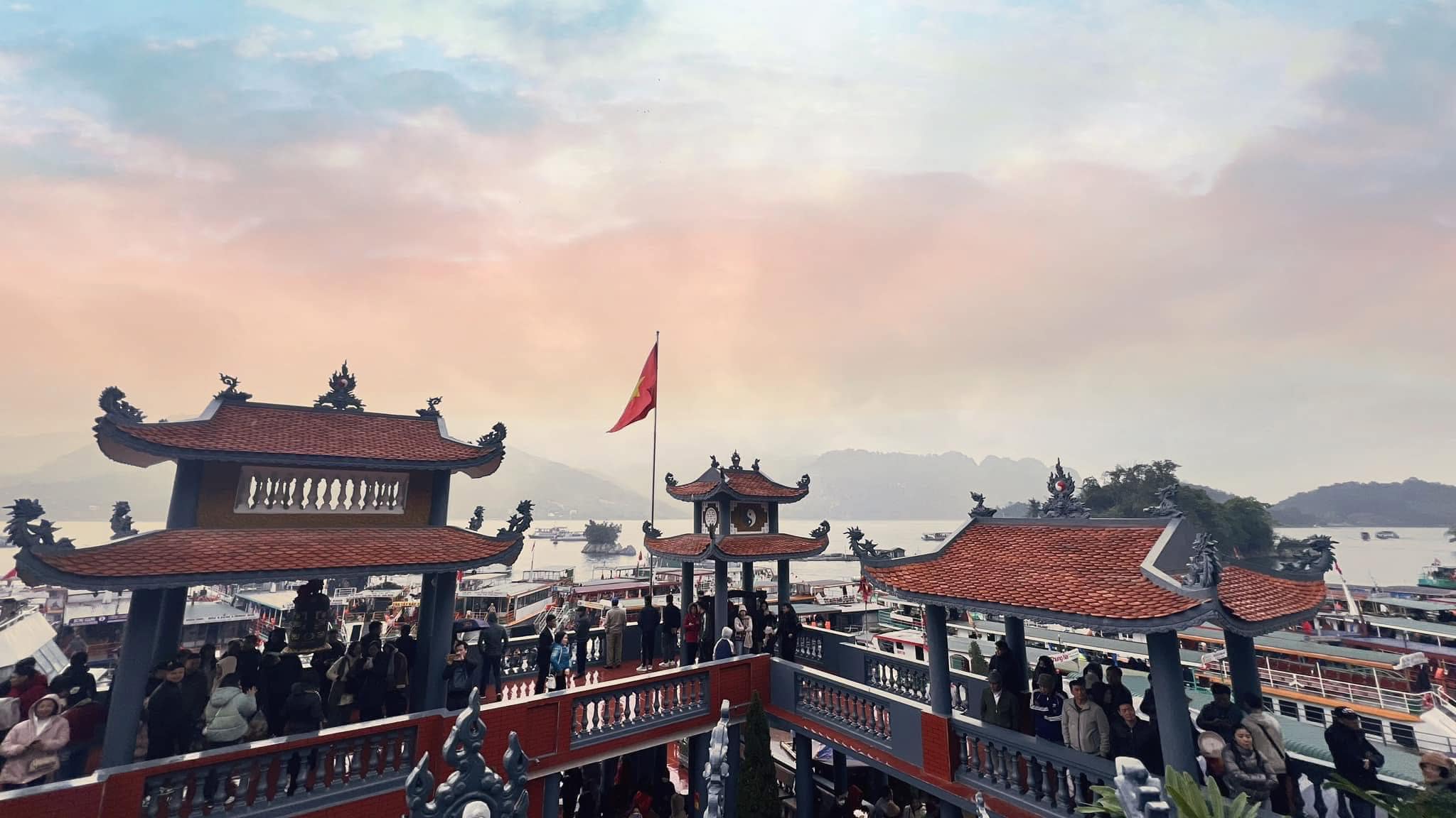 Bí Quyết Thuê Tàu Tham Quan Thác Bờ Tiện Lợi